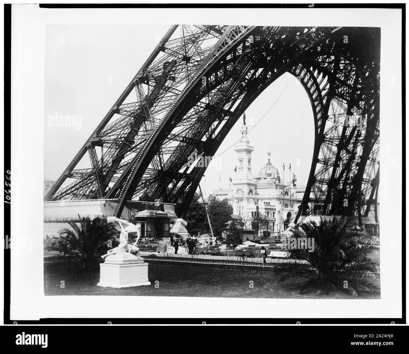 Pavillon von Brasilien, durch Base auf den Eiffelturm, Paris Exposition, 1889 gesehen Stockfoto