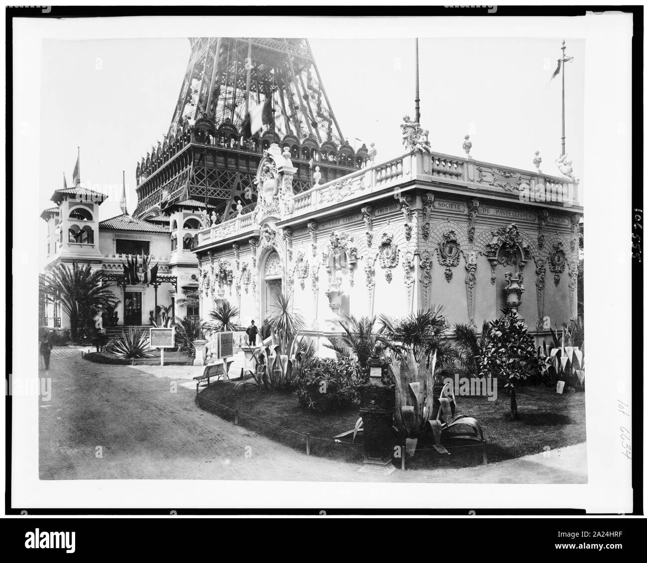 Pavillon der Gesellschaft der Französischen Pastell Künstler, mit dem unteren Abschnitt der Eiffel Turm im Hintergrund, und der Pavillon von Monaco, Paris Exposition, 1889 Stockfoto