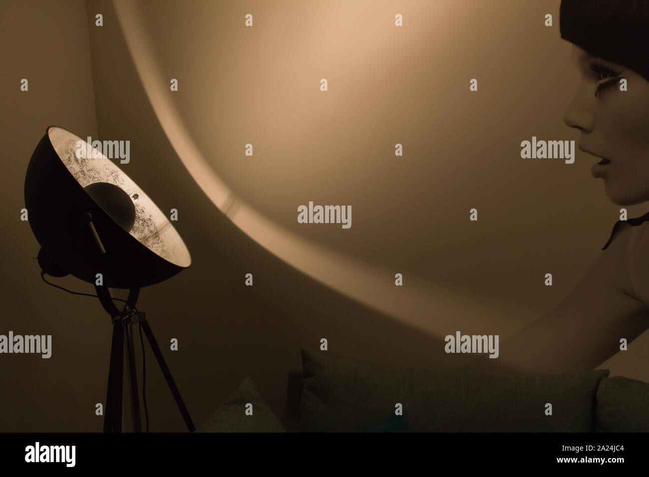 Fotografie von einem Hotel Zimmer in Deutschland, Düsseldorf. Eine Lampe spiegelt indirekte Beleuchtung in die Kunst Tapeten. Stockfoto