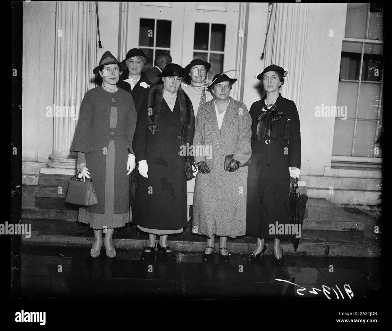 Frieden Probleme mit Präsident, Washington, D.C., Sept. 30 besprochen. Delegation aus Internationale Liga der Frauen für den Frieden und die Freiheit das Weiße Haus heute verlassen nach der Diskussion Frieden Probleme mit Präsident Roosevelt. Die Frauen planen zu Kampagne während des Monats Oktober. In der Gruppe, von Links nach Rechts: (vorne) Miss Dorothy Detzer, vor kurzem aus der Welt Frieden Kongress in Brüssel zurück; Frau Hannah Textilhändler Rumpf, Präsident der Liga; Dr. Gertrude C. Bussey, der Goucher College; Frau Ernest Gruening. Hintere Reihe, von links nach rechts: Frau Frank Aydelotte, Swarthmore, Pa., und Frau Mildred Stockfoto