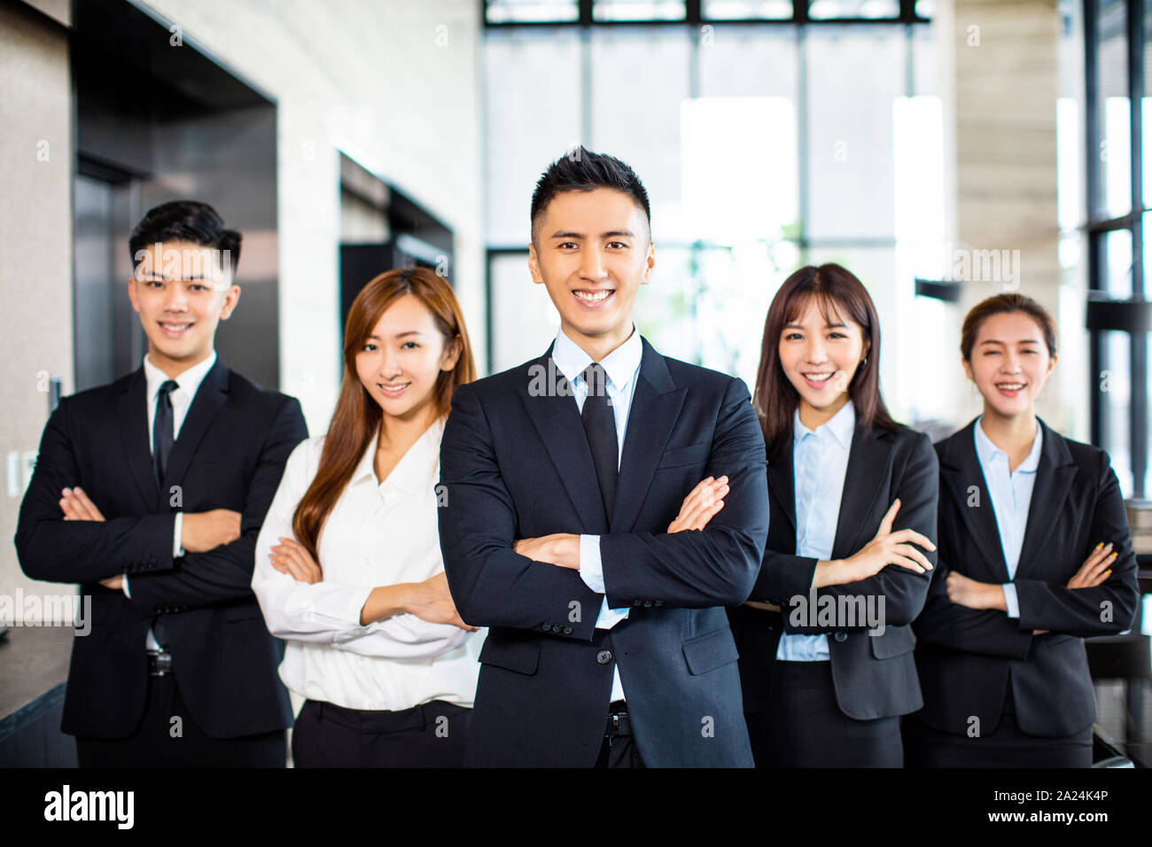Zuversichtlich Asian Business Team steht im Büro Stockfoto
