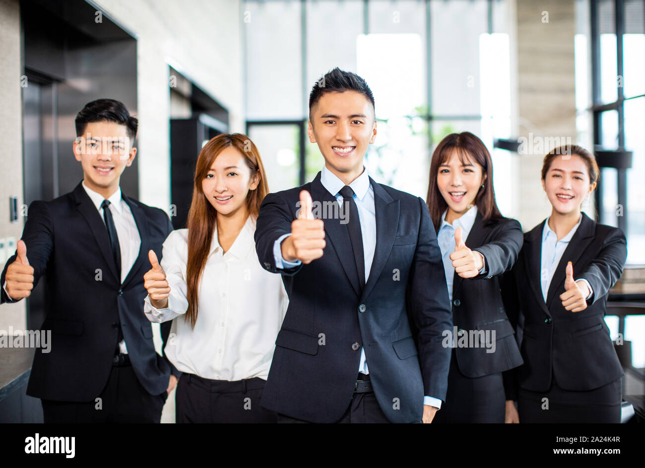 Asian Business Team stehen und zeigen Daumen hoch Stockfoto
