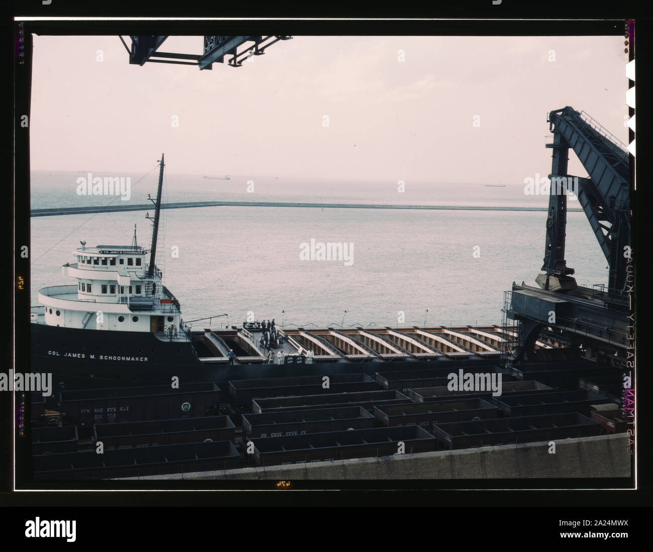 Pennsylvania R.R. Eisenbahn erz Docks, entladen Eisenerz aus einem See Frachter durch Hulett entlader, Cleveland, Ohio Stockfoto