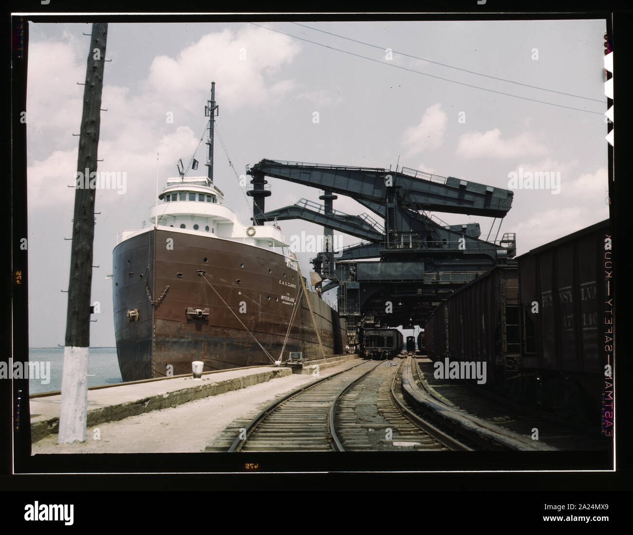 Pennsylvania R.R. erz Docks, entladen Erz aus einem See Frachter durch Hulett entlader, Cleveland, Ohio Stockfoto
