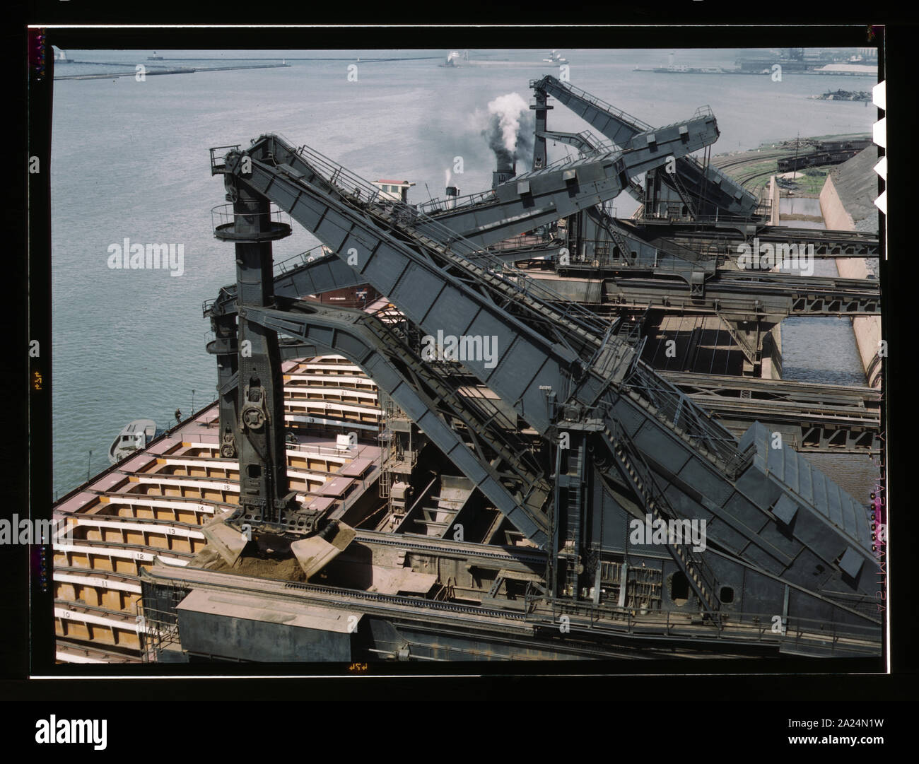 Pennsylvania R.R. erz Docks, entladen Erz aus einem See Frachter durch Hulett entlader, Cleveland, Ohio Stockfoto