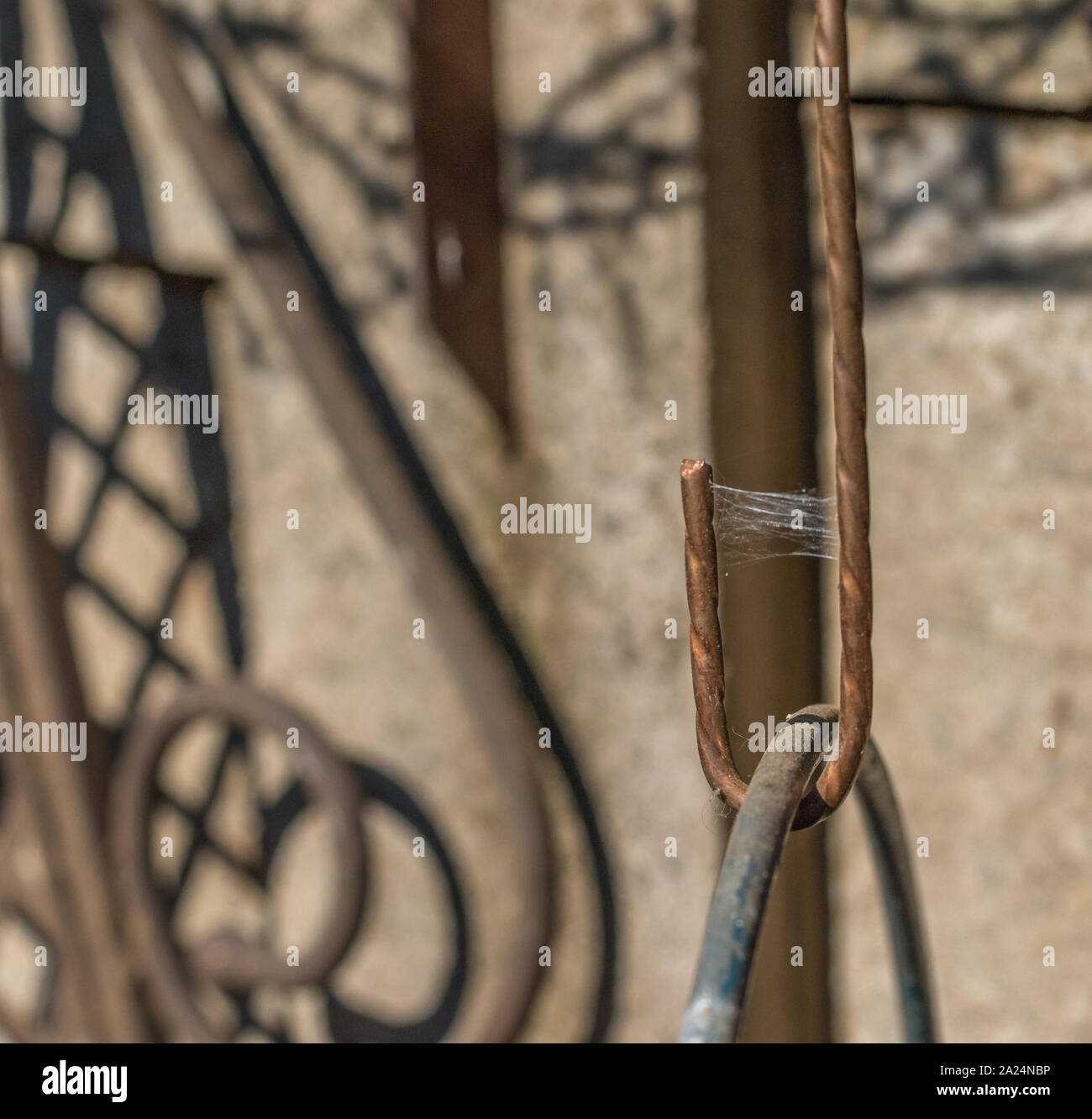 Metall Formen und Schatten mit einem kleinen cobweb Konzept Unterstützung Bild mit Kopie Raum im Querformat Stockfoto