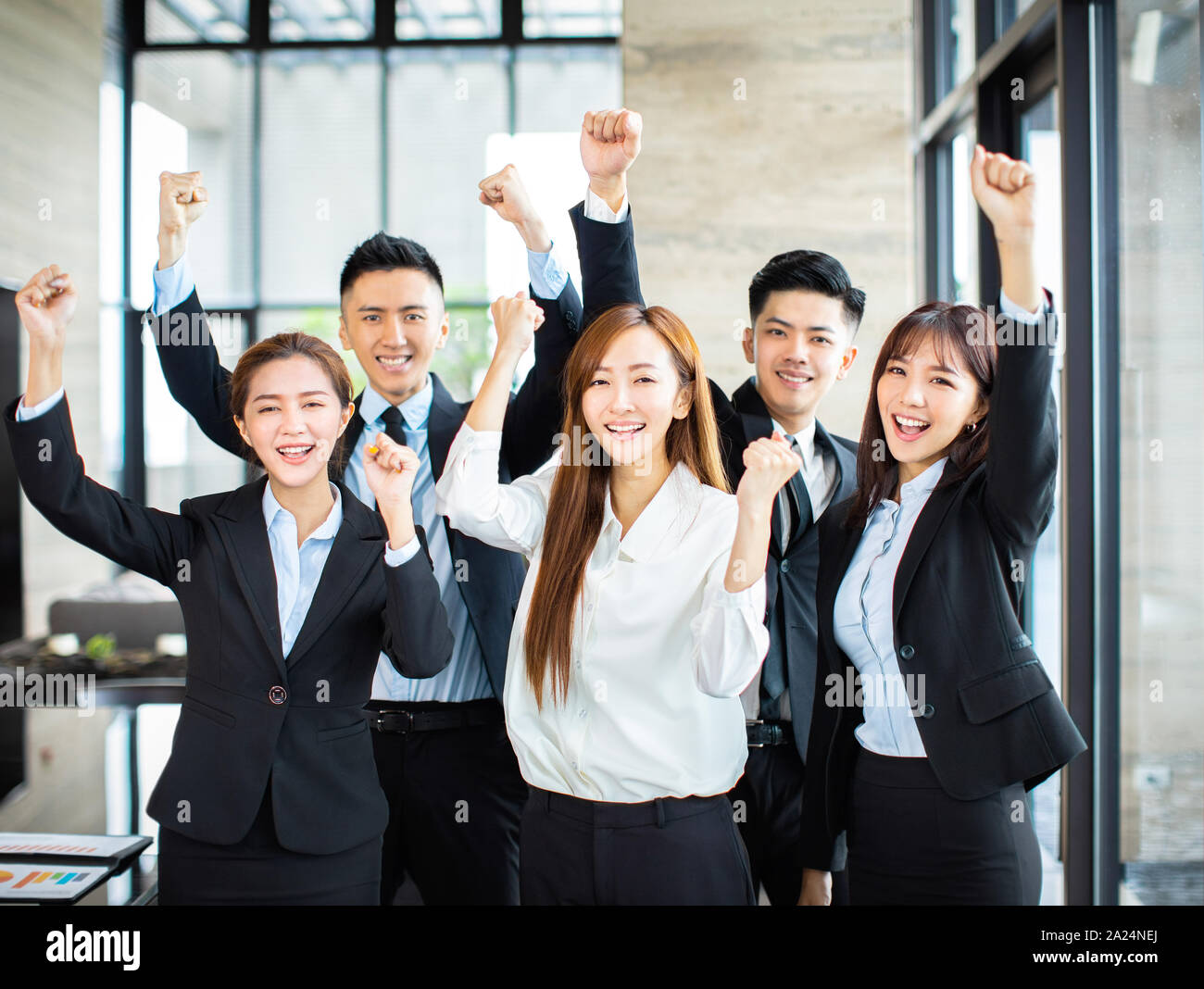 Zuversichtlich Asian Business Team hands up und zu feiern. Stockfoto
