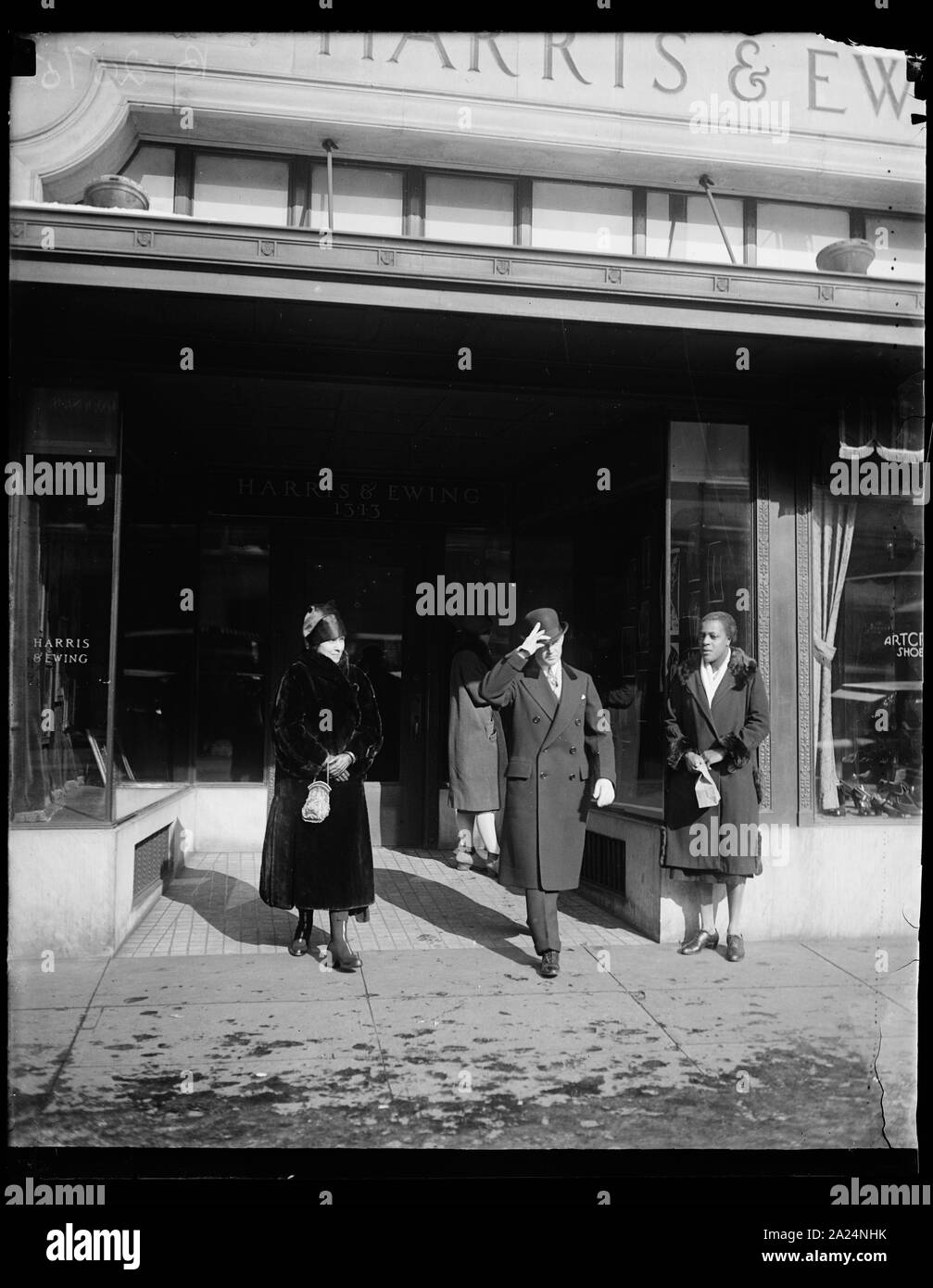Die Leute am Eingang der Harris & Ewing studio, Washington, D.C. Stockfoto
