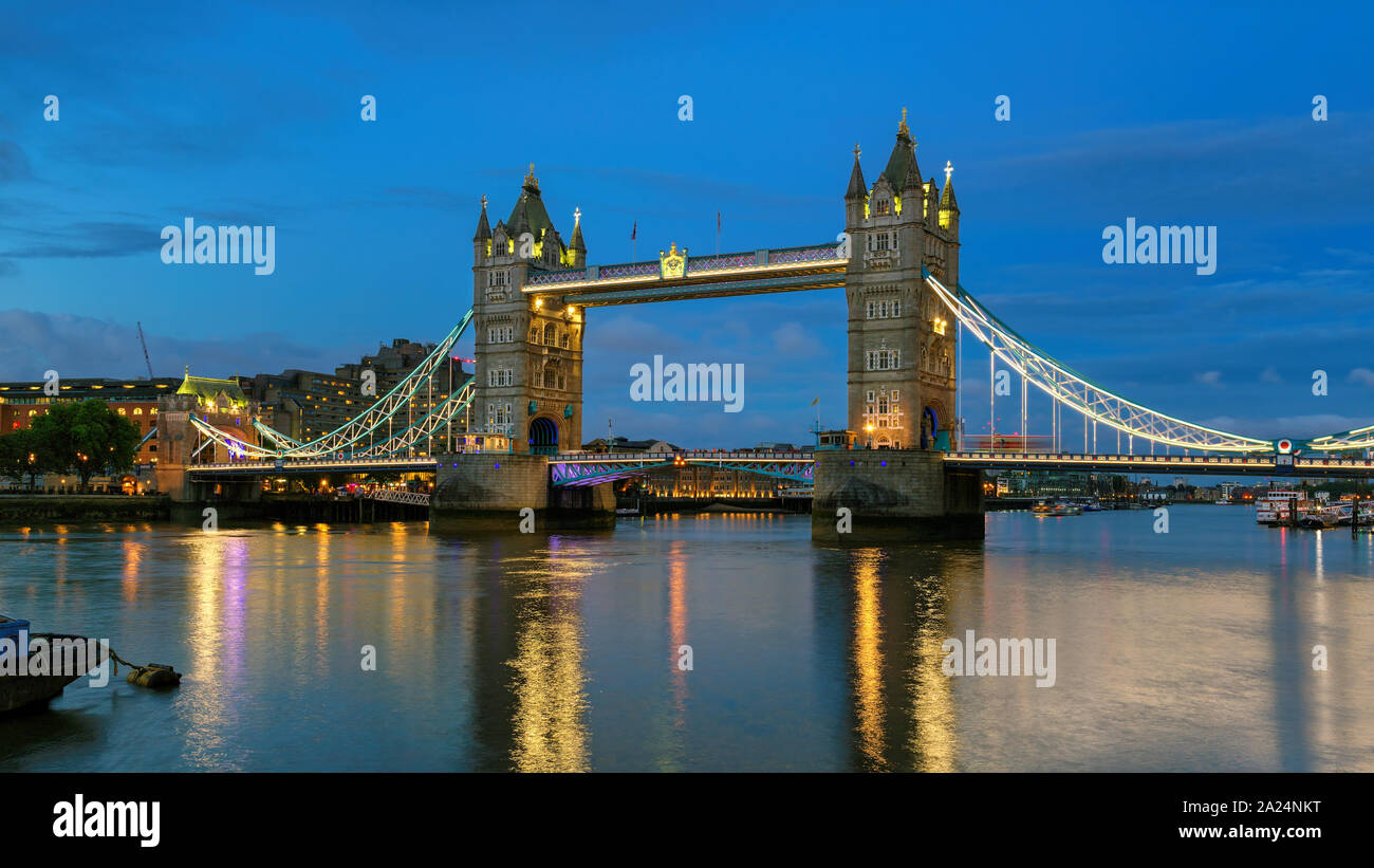 Tower Bridge bei Nacht, London, UK. Stockfoto