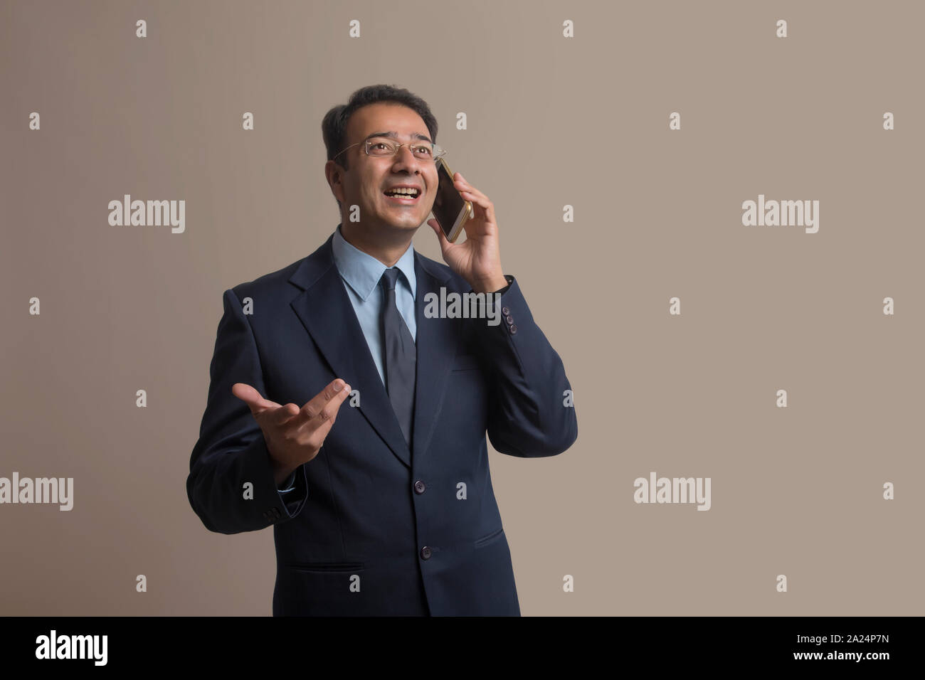 Geschäftsmann in formelle Kleidung und Brillen sprechen über Mobiltelefon Stockfoto