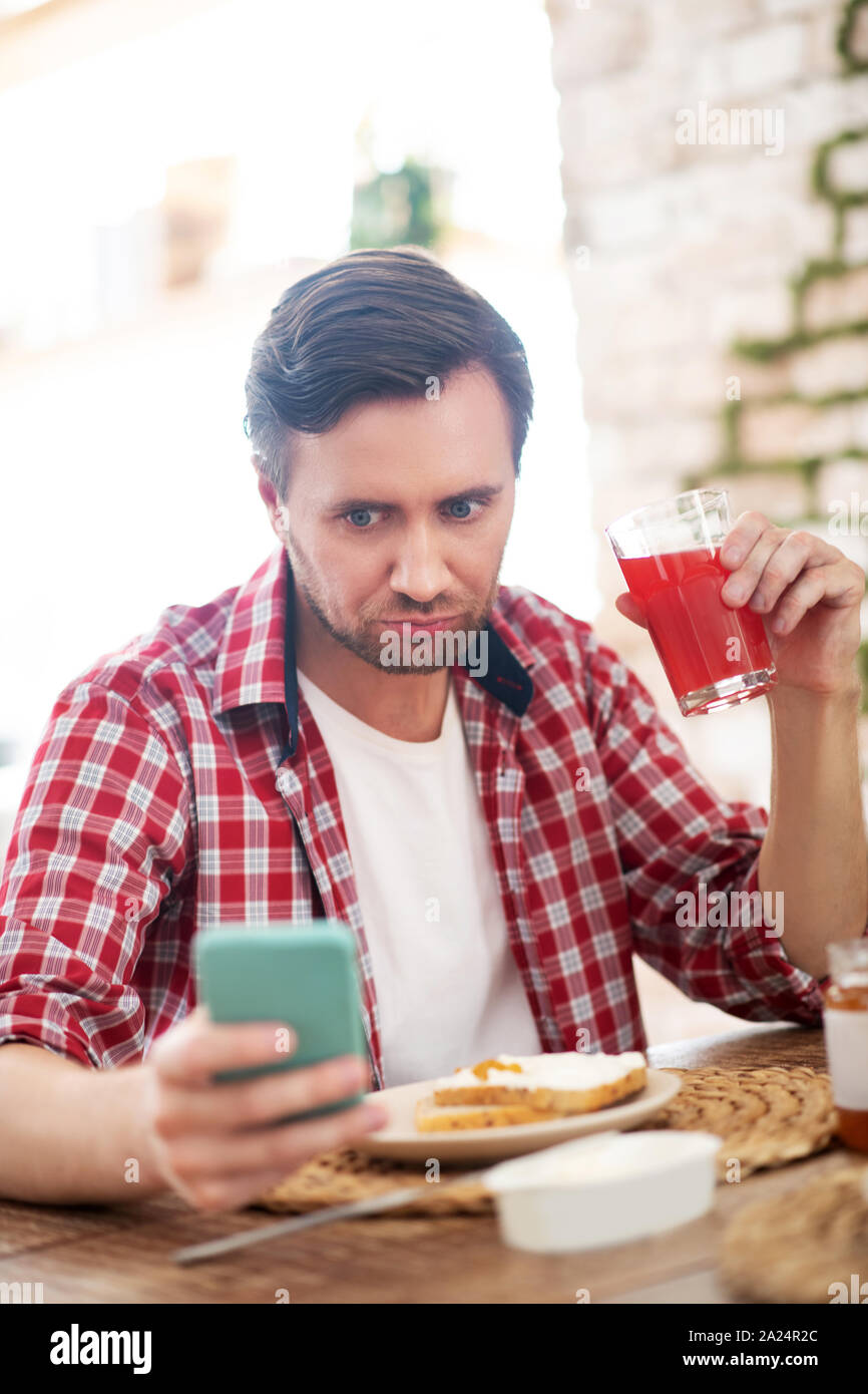 Geschäftsmann lesen online News beim Frühstück Stockfoto