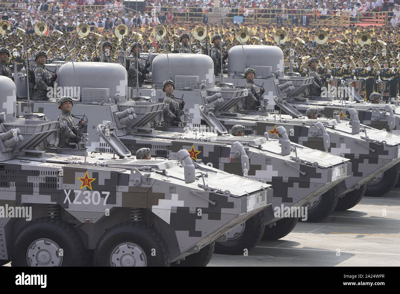 Peking, China. 1. Okt, 2019. Die dritte Formation von informationized Streitkräfte nimmt teil an einer großen Militärparade zur Feier des 70. Jahrestages der Gründung der Volksrepublik China in Peking, der Hauptstadt von China, Oktober 1, 2019. Quelle: Xing Guangli/Xinhua/Alamy leben Nachrichten Stockfoto