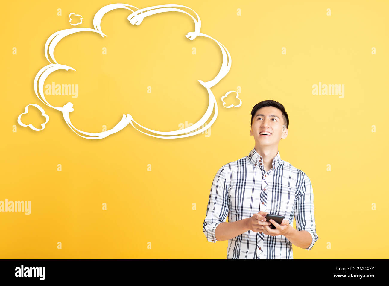Lächelnden jungen Mann mit Denken bubble cloud Konzept Stockfoto