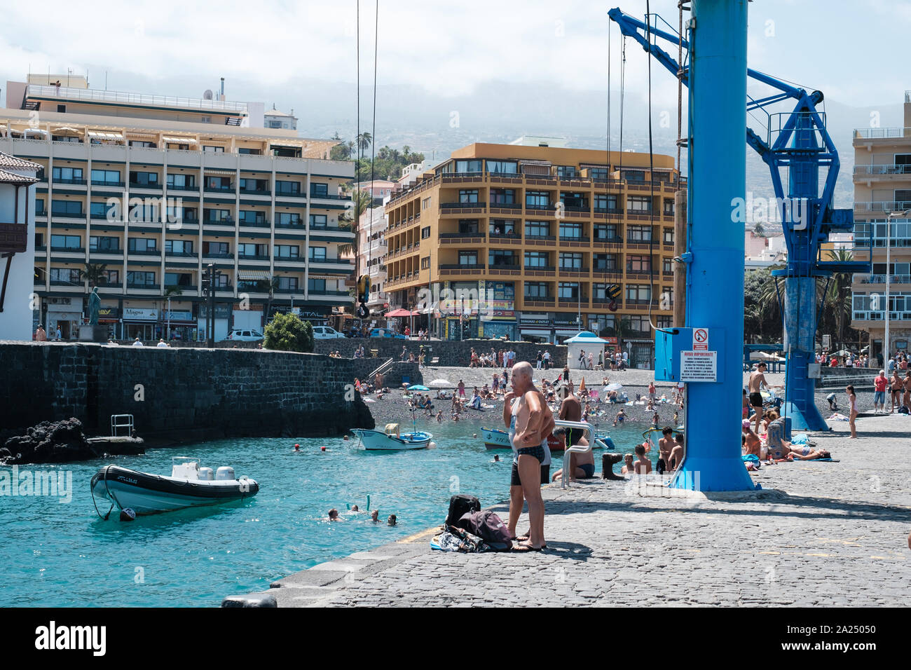Teneriffa, Spanien - August, 2019: die Menschen in der City beach, ehemaliger Fischerhafen in Puerto de la Cruz, Teneriffa Stockfoto