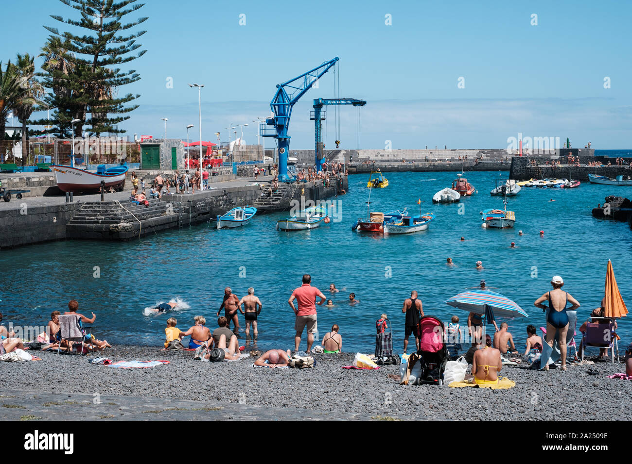 Teneriffa, Spanien - August, 2019: die Menschen in der City beach, ehemaliger Fischerhafen (Playa del Muelle) in Puerto de la Cruz, Teneriffa Stockfoto