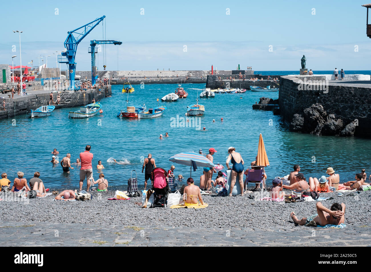 Teneriffa, Spanien - August, 2019: die Menschen in der City beach, ehemaliger Fischerhafen (Playa del Muelle) in Puerto de la Cruz, Teneriffa Stockfoto