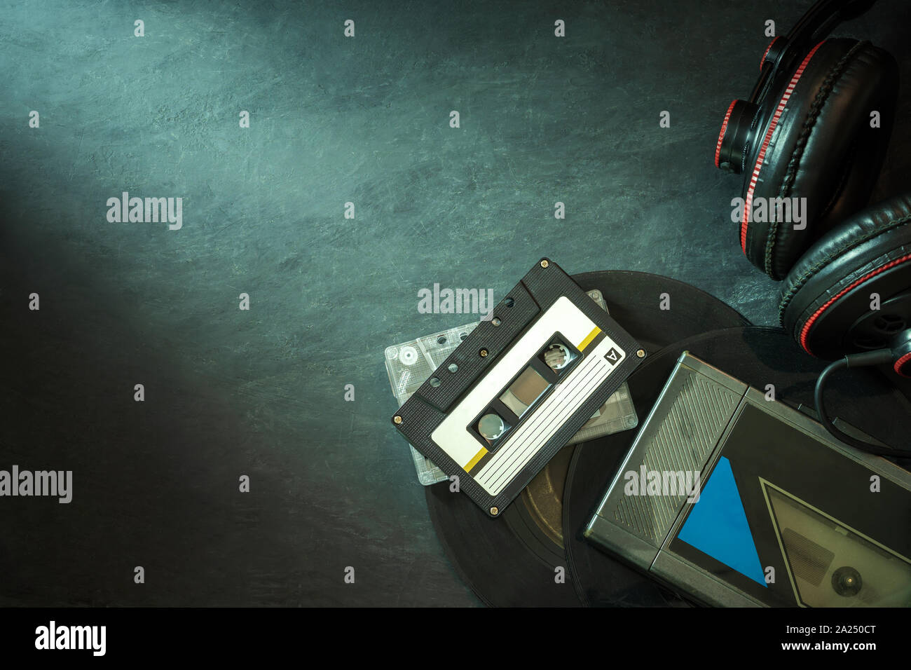 Kassette Audio Player und Kopfhörer mit platter Datensatz auf Zementboden. Ansicht von oben und kopieren Sie Platz für Text. Konzept der Jahrgang von Musik. Stockfoto