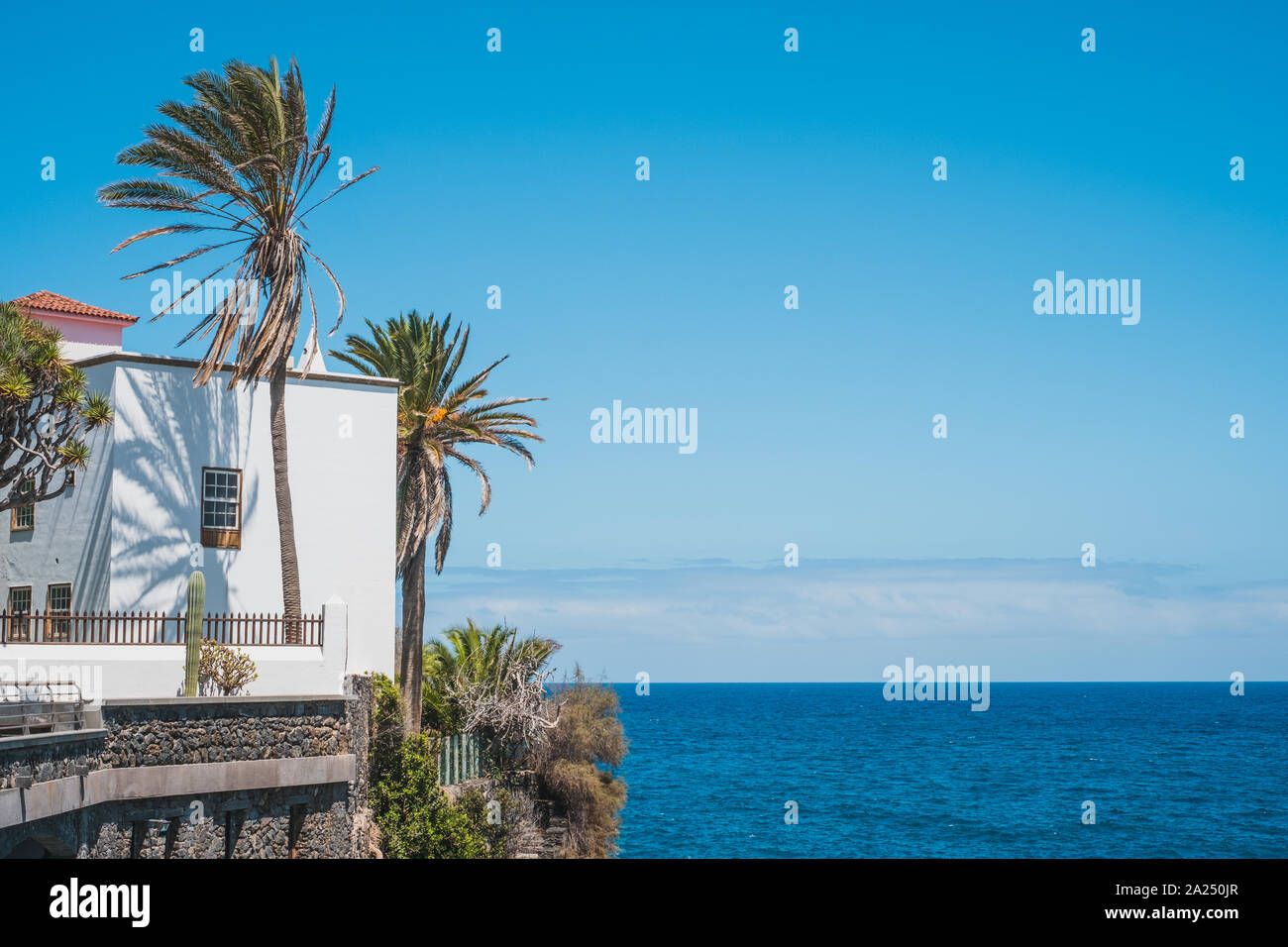 Haus mit Blick auf das Meer, Palmen und blauem Himmel Kopie Raum - Kanarische Inseln Stockfoto