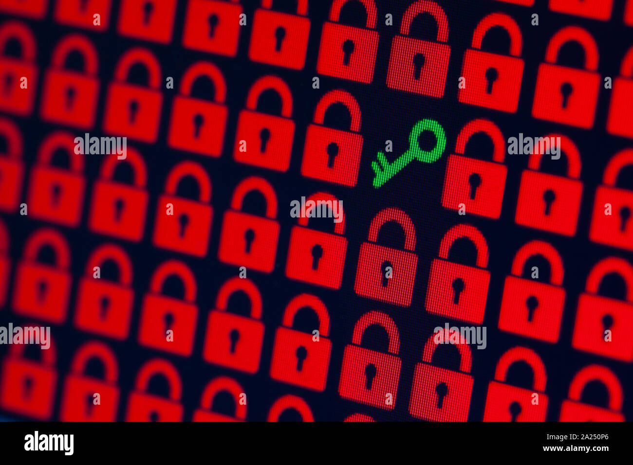 Schlüssel als Symbol der Zugang oder das Hacken von offenen persönlichen Informationen. Rote pixel Schlösser und eine grüne Taste auf einem schwarzen Hintergrund, close-up. Stockfoto
