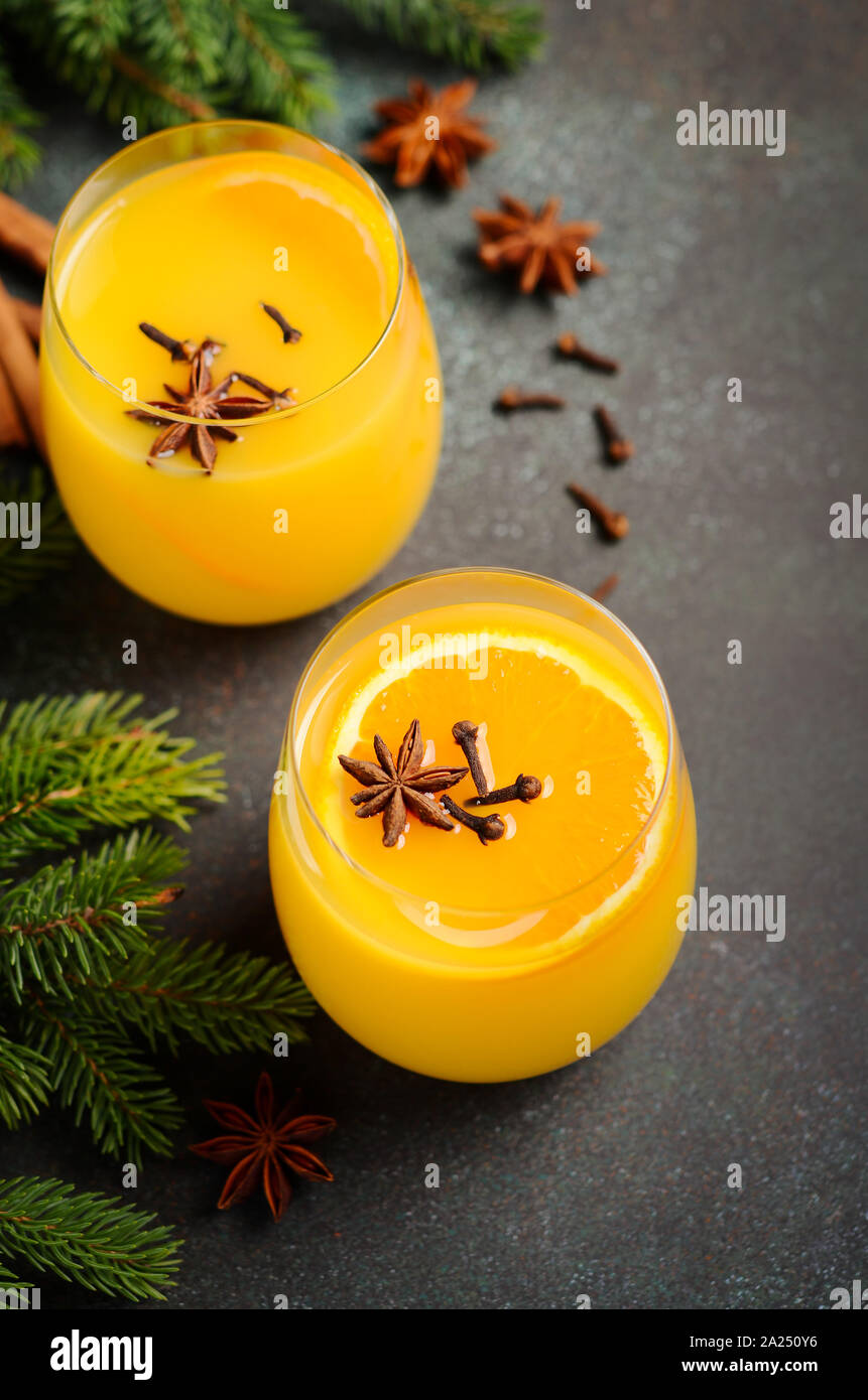 Herbst Winter Cocktail Hot Spicy Orange Punch mit Gewürzen. Urlaub Konzept dekoriert mit Tannenzweigen und Gewürzen. Stockfoto