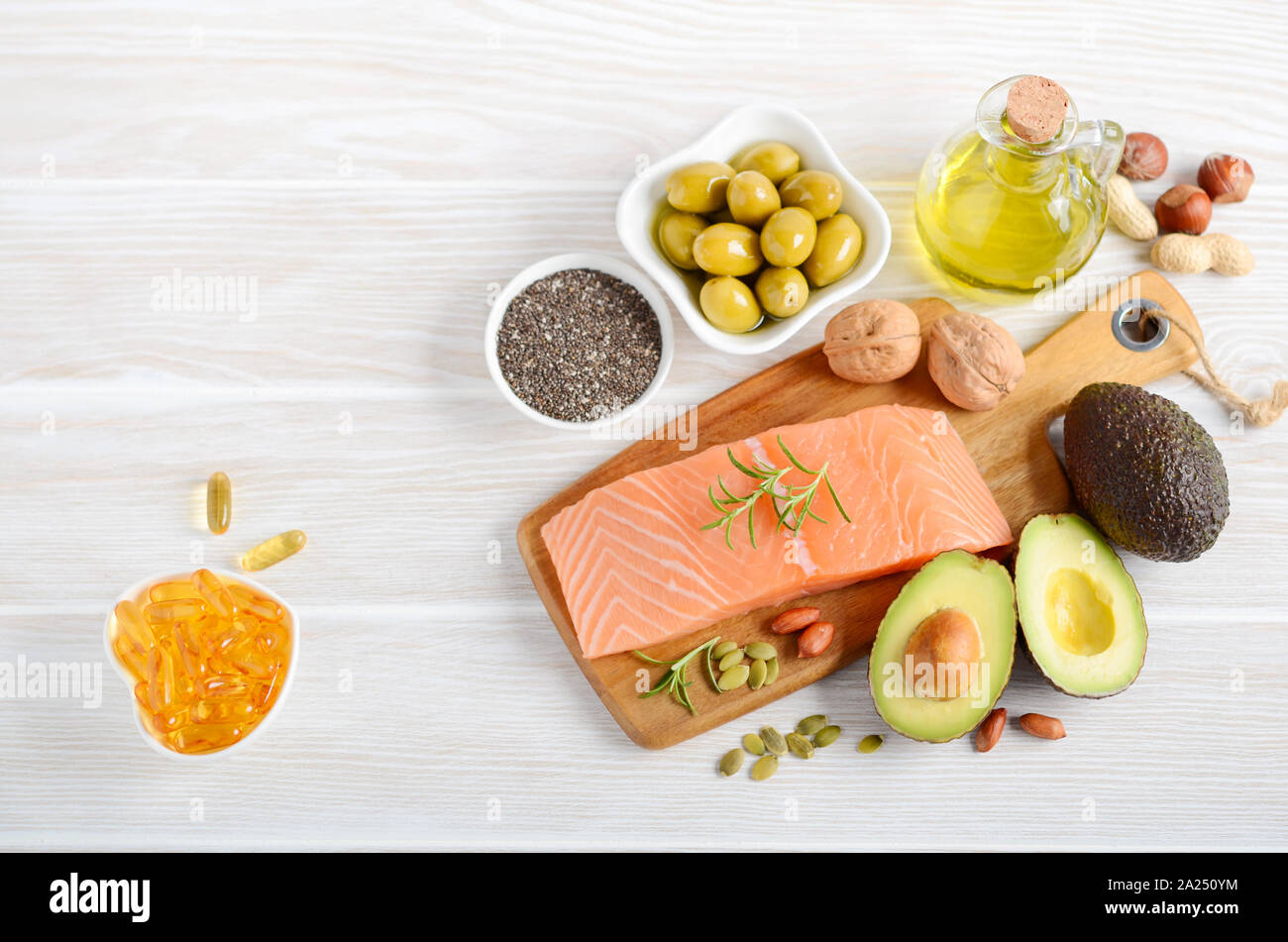 Auswahl an gesunden ungesättigten Fettsäuren, Omega 3 - Fisch, Avocado, Oliven, Nüsse und Samen. Stockfoto