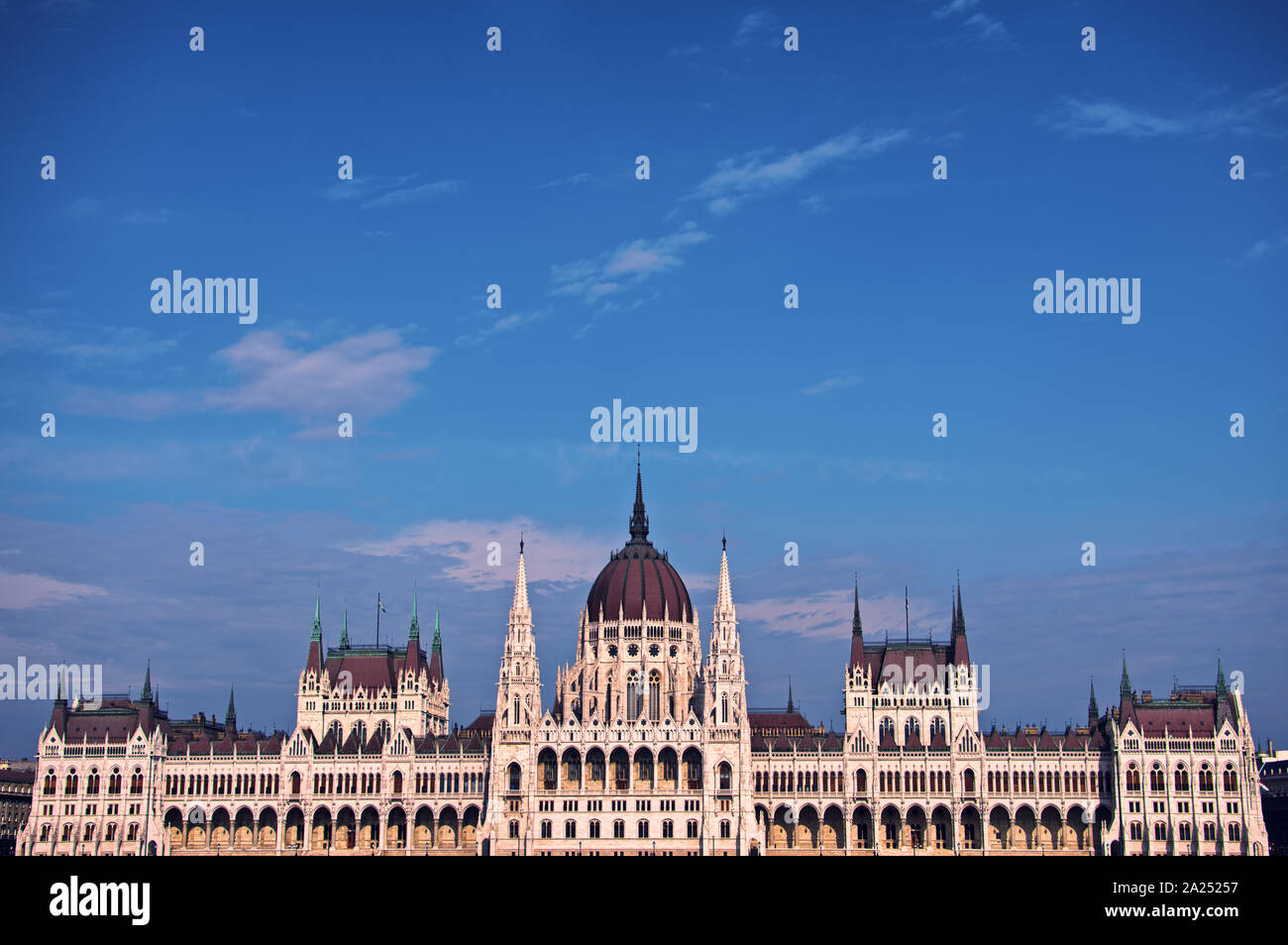 Vorderansicht des ungarischen Parlaments Gebäude von der Donau an einem schönen Tag. Stockfoto