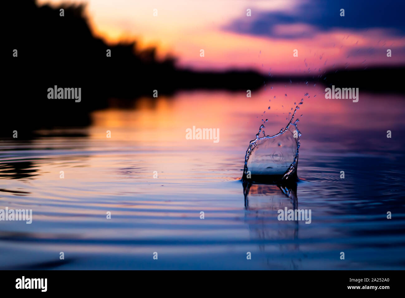 Im Wasser durch Sonnenuntergang Stockfoto