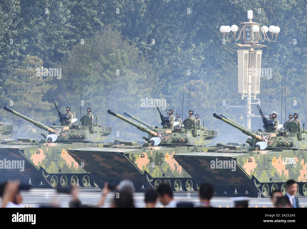 Peking, China. 1. Okt, 2019. Die Bildung von Amphibisches Fahrzeuge nimmt teil an einer Militärparade zur Feier des 70. Jahrestages der Gründung der Volksrepublik China (nachstehend "VR China" genannt) in Peking, der Hauptstadt von China, Oktober 1, 2019. Quelle: Ma Ning/Xinhua/Alamy leben Nachrichten Stockfoto