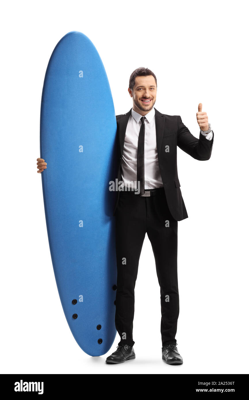 In voller Länge Porträt eines Geschäftsmannes, Daumen hoch und halten eine Surf Board auf weißem Hintergrund Stockfoto