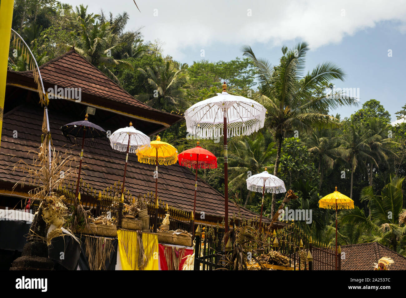 Gruppe von wunderschönen balinesischen Fahnen und Sonnenschirme an der zentralen Feier in der hinduistischen Tempel. Traditionelles Design, Kunst Feste, Kultur der Insel Bali Stockfoto