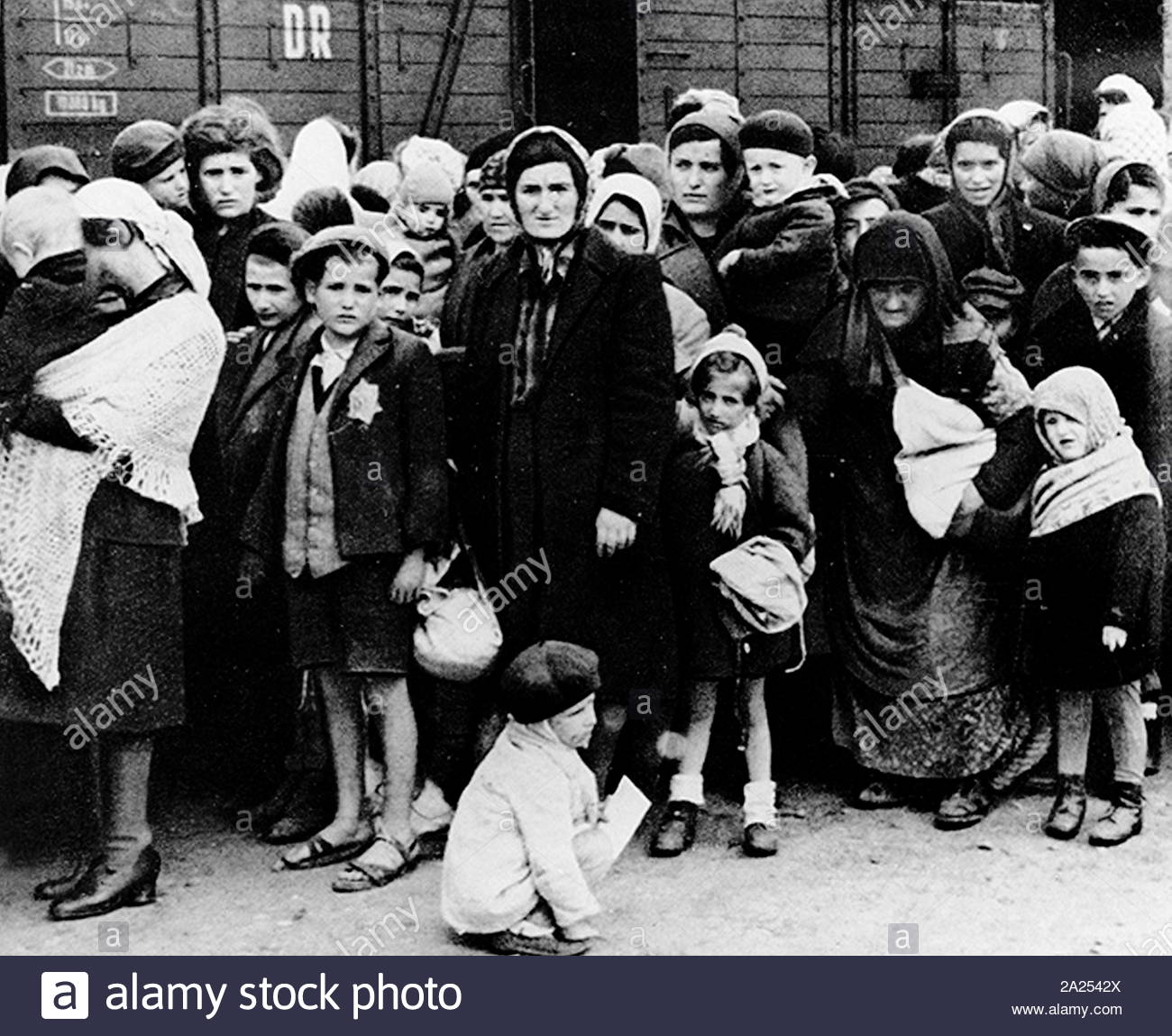 Frauen und Kinder kommen in die NS-Vernichtungslager Auschwitz-Birkenau in Polen 1944 Stockfoto
