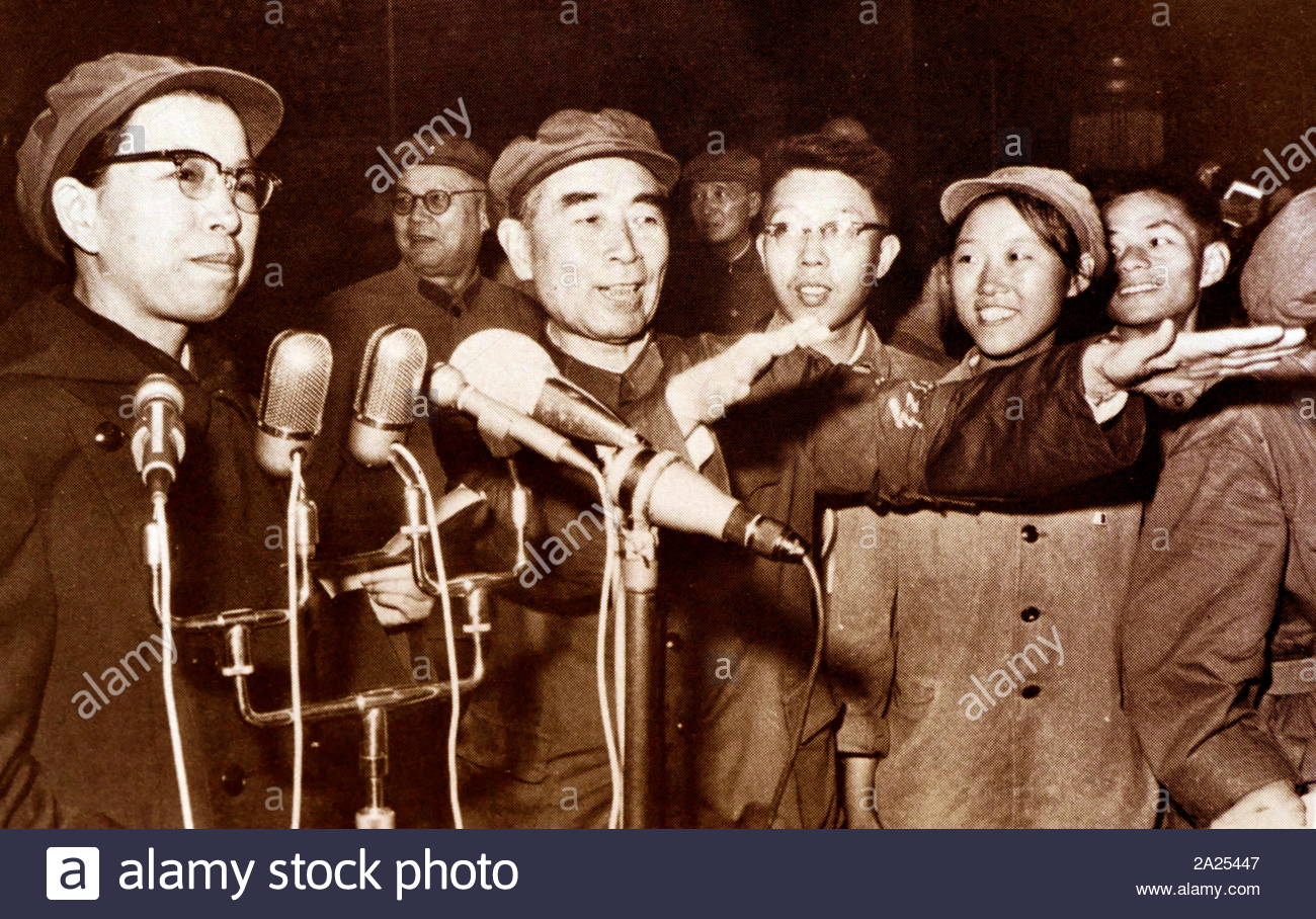 Versammlung mit Rotgardisten, Premierminister Zhou Enlai von China mit Jiang Qing (1914-1991) bedeutende politische Figur während der Kulturrevolution (1966-1976). vierte Ehefrau von Mao Zedong, Stockfoto