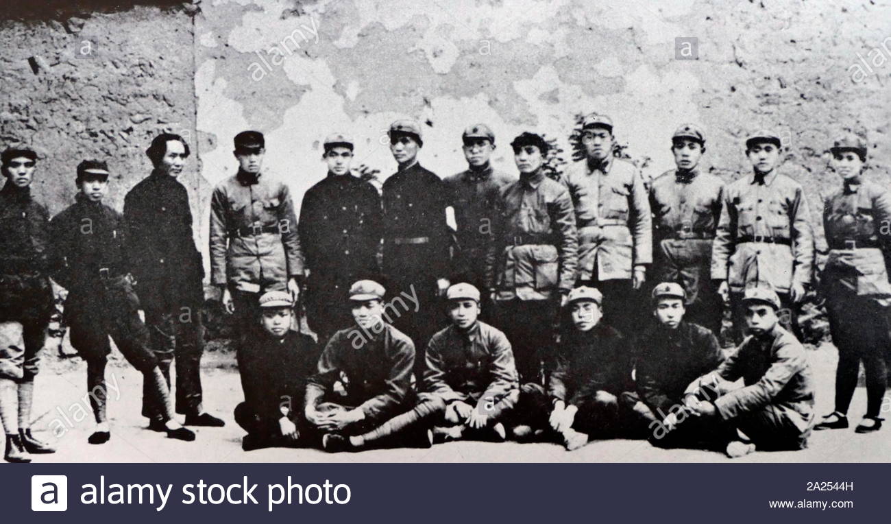 Mao Zedong (dritter von links) mit Soldaten der Roten Armee auf dem langen Marsch, 1935. Der Lange Marsch war ein militärischer Rückzug der Roten Armee der Kommunistischen Partei Chinas, dem Vorläufer der Volksbefreiungsarmee, der Verfolgung der Kuomintang arm zu umgehen. Stockfoto