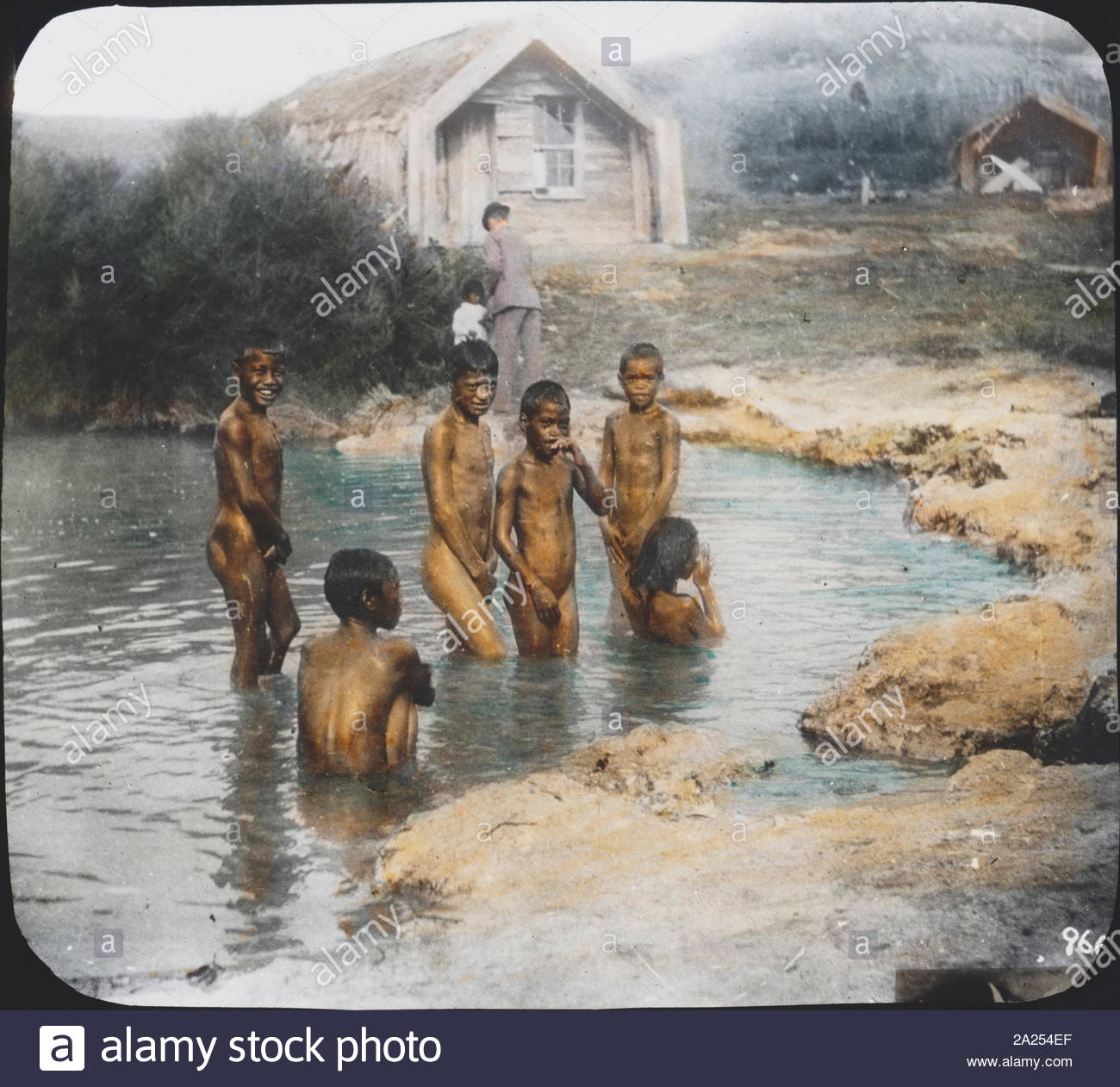 Frühe Fotografie von Neuseeland Maori jungen eingefärbte, Baden 1895 Stockfoto