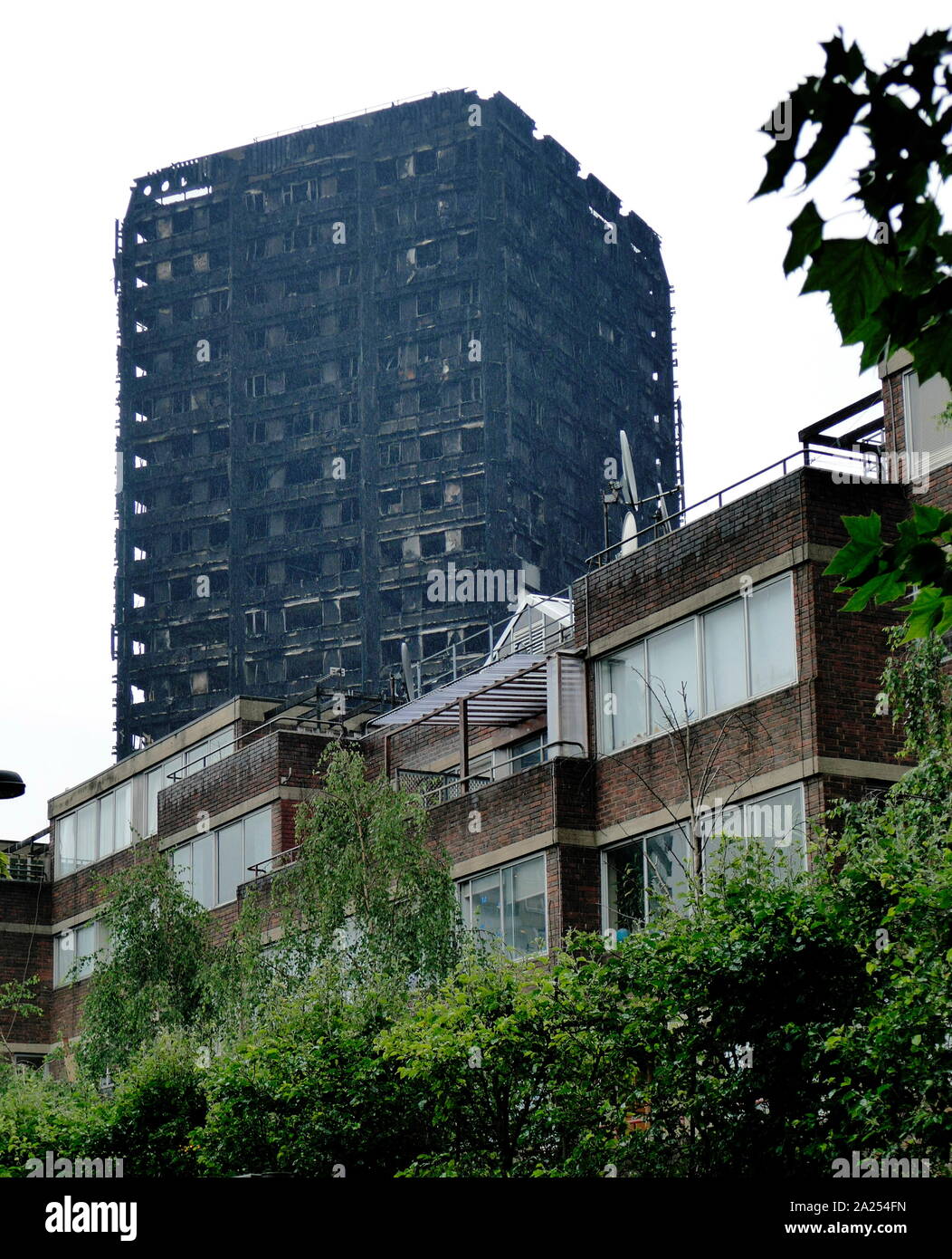 Grenfell Turm Brand in London. Ein großer Brand im Turm, der am 14. Juni 2017. Im 24-stöckigen Turm Grenfell Block von Sozialwohnungen Wohnungen in Kensington, West London. Es verursachte mindestens 80 Tote und über 70 Verletzte. Das schnelle Wachstum der Brand das Gebäude ist durch eine Außenverkleidung, die einer gemeinsamen Art verbreitet, beschleunigt worden. Stockfoto