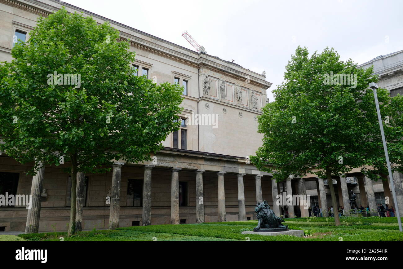 Bullet beschädigt Kolonnade am Neuen Museum, erbaut nach den Plänen von Friedrich August Stüler, in Berlin. Das Museum war die Szene der Straße kämpfen, als die russischen und die alliierten Streitkräfte in Berlin am Ende des Zweiten Weltkriegs erweitert. Stockfoto