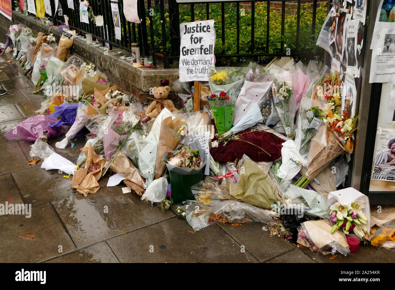 Floral tribute Kennzeichnung der Grenfell Turm Brand in London. Das Feuer trat am 14. Juni 2017. Im 24-stöckigen Turm Grenfell Block von Sozialwohnungen Wohnungen in Kensington, West London. Es verursachte mindestens 80 Tote und über 70 Verletzte. Das schnelle Wachstum der Brand das Gebäude ist durch eine Außenverkleidung, die einer gemeinsamen Art verbreitet, beschleunigt worden. Stockfoto