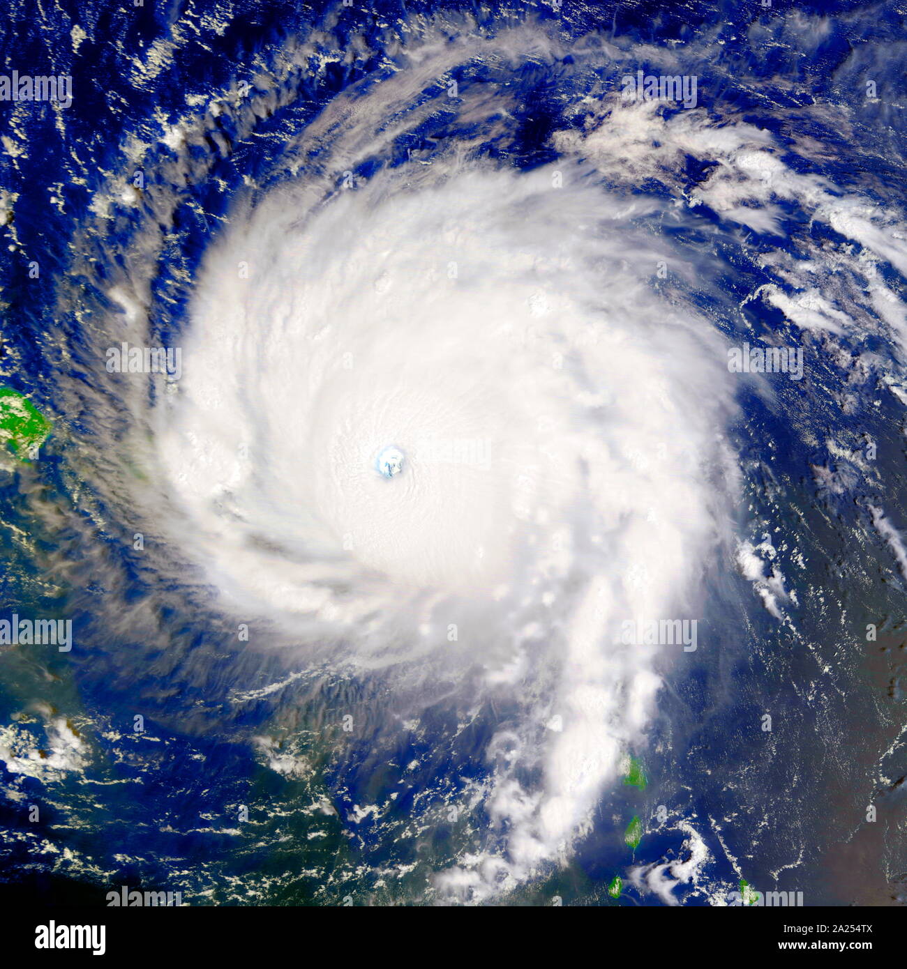 Hurricane Irma, die sich über einen weiten Bereich, 50 Meilen (85 Kilometer) vom Zentrum; tropischer Sturm Winde verlängern bis zu 185 Meilen. Am 6. September 2017, als das Auge war auf der Insel Barbuda. Das Bild wurde durch die VIIRS'Day erworben - Nacht band", die das Licht in einem Bereich von Wellenlängen von Grün in der Nähe von Infrarot und nutzt Filtertechniken erkennt die Signale wie City Lights, Polarlichter, Waldbrände beobachten und reflektierte Mondlicht. Stockfoto