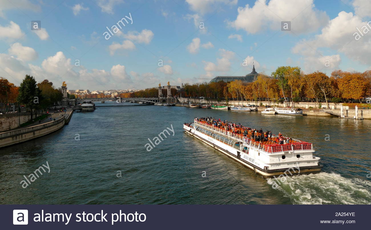 Blick entlang der Seine in Paris, Frankreich Stockfoto
