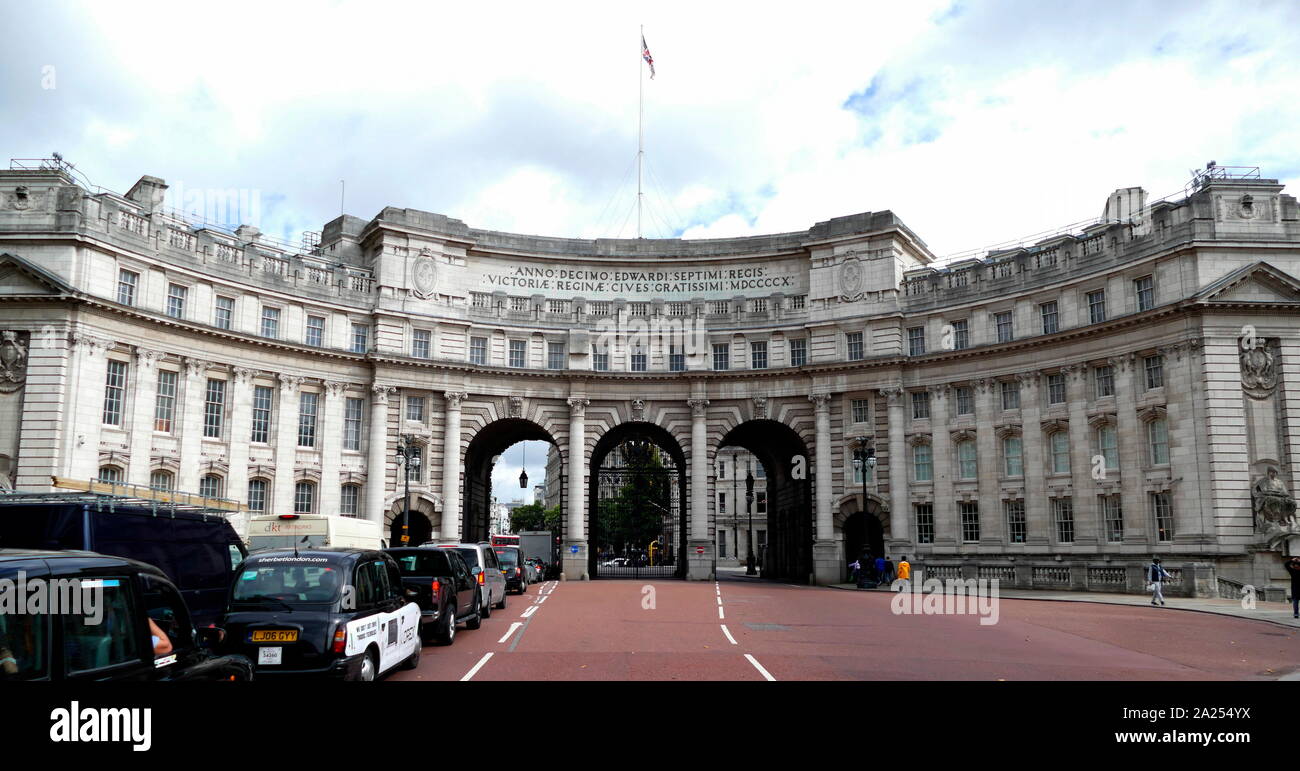 Admiralty Arch, in London, im Südwesten, und Trafalgar Square im Nordosten. Admiralty Arch, von König Edward VII. in Erinnerung an seine Mutter, Königin Victoria und entworfen von Aston Webb ist jetzt eine denkmalgeschützte Gebäude. In der Vergangenheit diente es als Wohnsitz des ersten Sea Lord und wurde von der Admiralität verwendet. Stockfoto