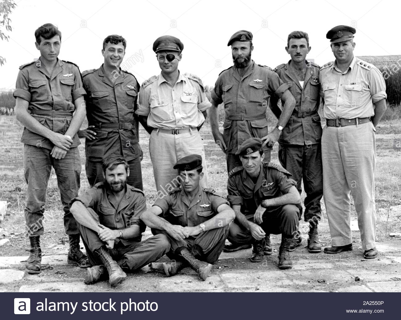 Betrieb Egged (Kuntilla Betrieb), war eine israelische Militäroperation in der Nacht des 28./29. Oktober 1955 ausgeführt, dass eine ägyptische Militär Post an Kuntilla, im nord-östlichen Sinai ausgerichtet. Israelischen Kommandanten stellen nach dem Betrieb Egged. Stehend nach rechts: Lt. Meir Har-Zion, Maj Ariel Sharon, Generalleutnant Moshe Dayan, Kapitän Danny Matt, Lt Moshe Efron, Oberst Asaf Simhoni links; auf dem Boden, l bis r: Kapitän Aharon Davidi, Lt Jaakow Jaakow, Kapitän Rafael Eitan Stockfoto