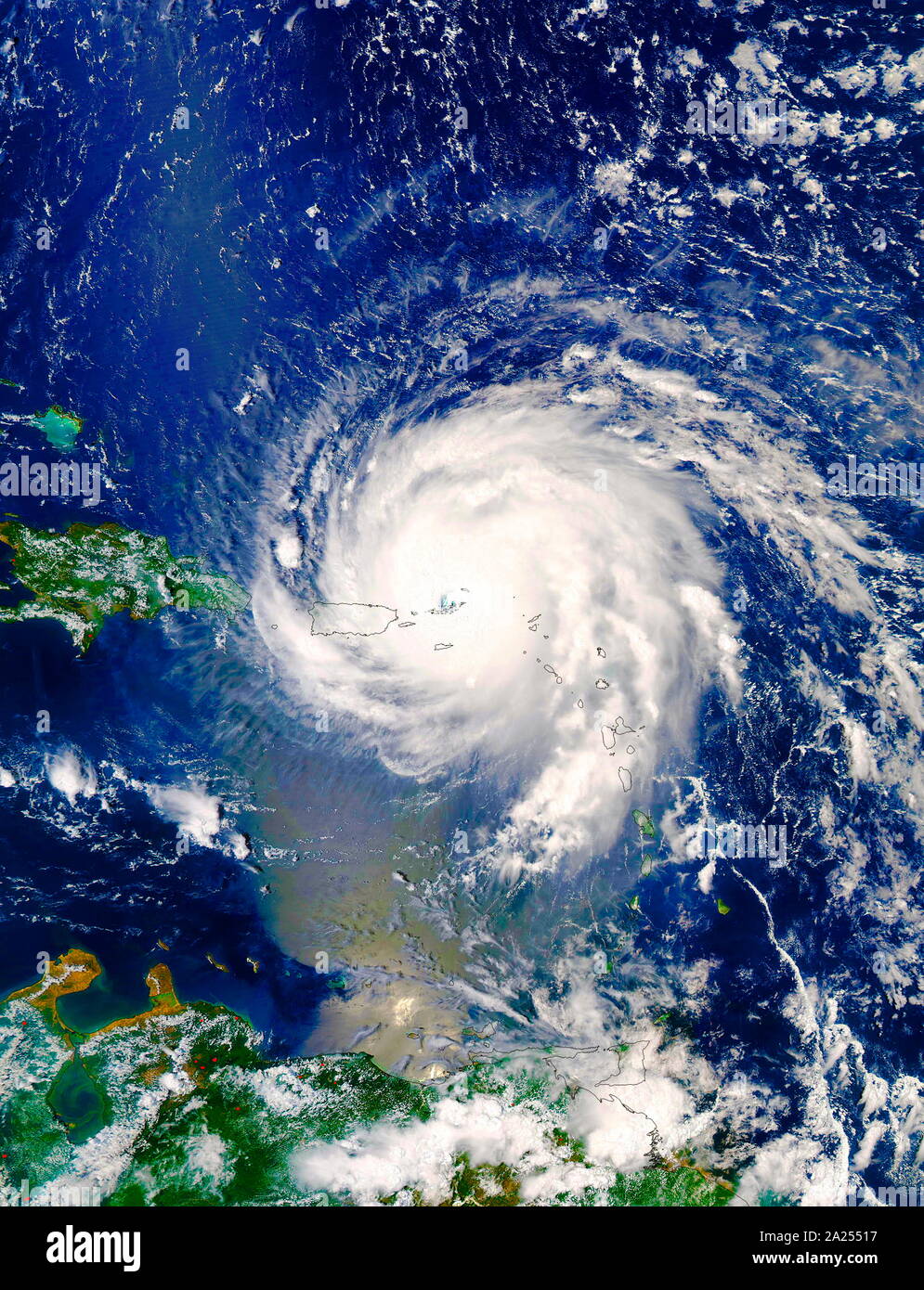 Am 6. September 2017, die Moderate Resolution Imaging Spectroradiometer oder MODIS Instrument an Bord der NASA-Aqua Satelliten erfasst ein sichtbares Licht Bild des Hurrikans Irma über die Leeward Islands und Puerto Rico. Das Bild zeigte eine klare Auge mit leistungsstarken Bands von Gewittern Kreisen das Auge. Stockfoto