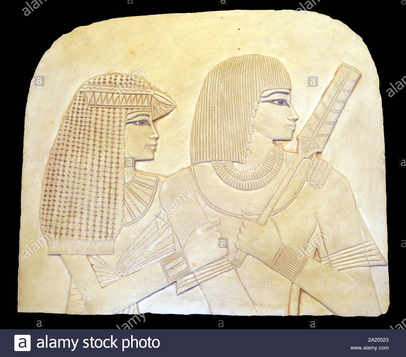 Alabaster Objekt gemalt mit zwei edlen mit geflochtenen Perücken, im alten Ägypten. Stockfoto
