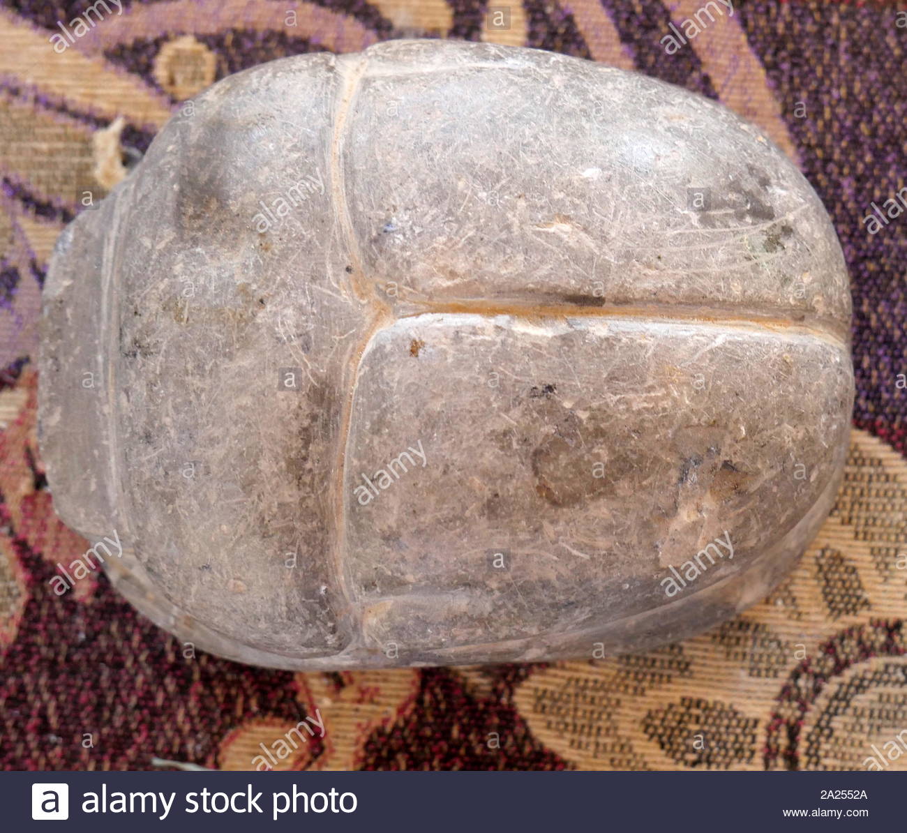 Alabaster Skarabäus Käfer. "Ägyptischer Alabaster', haben eine durchscheinende aussehen, wenn sie dem Licht ausgesetzt Stockfoto