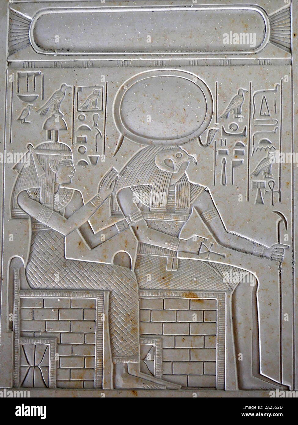 Alabaster Plakette, das Eine ägyptische Königin mit dem Gott Ra-Horakhty. Ra ist der Altägyptische Sonnengott. Die von der fünften Dynastie im 25. und 24. Jahrhundert v. Chr. hatte er einen großen Gott in alten ägyptischen Religion geworden, vor allem mit der Mittagssonne identifiziert Stockfoto