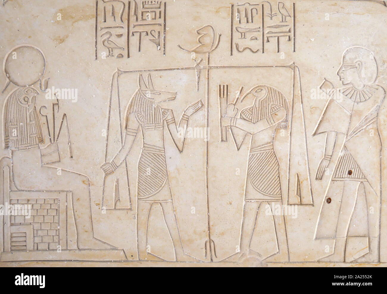 Alabaster Plakette, die das Wiegen der Seelen durch Anubis die alten ägyptischen Gott des Jenseits. Stockfoto
