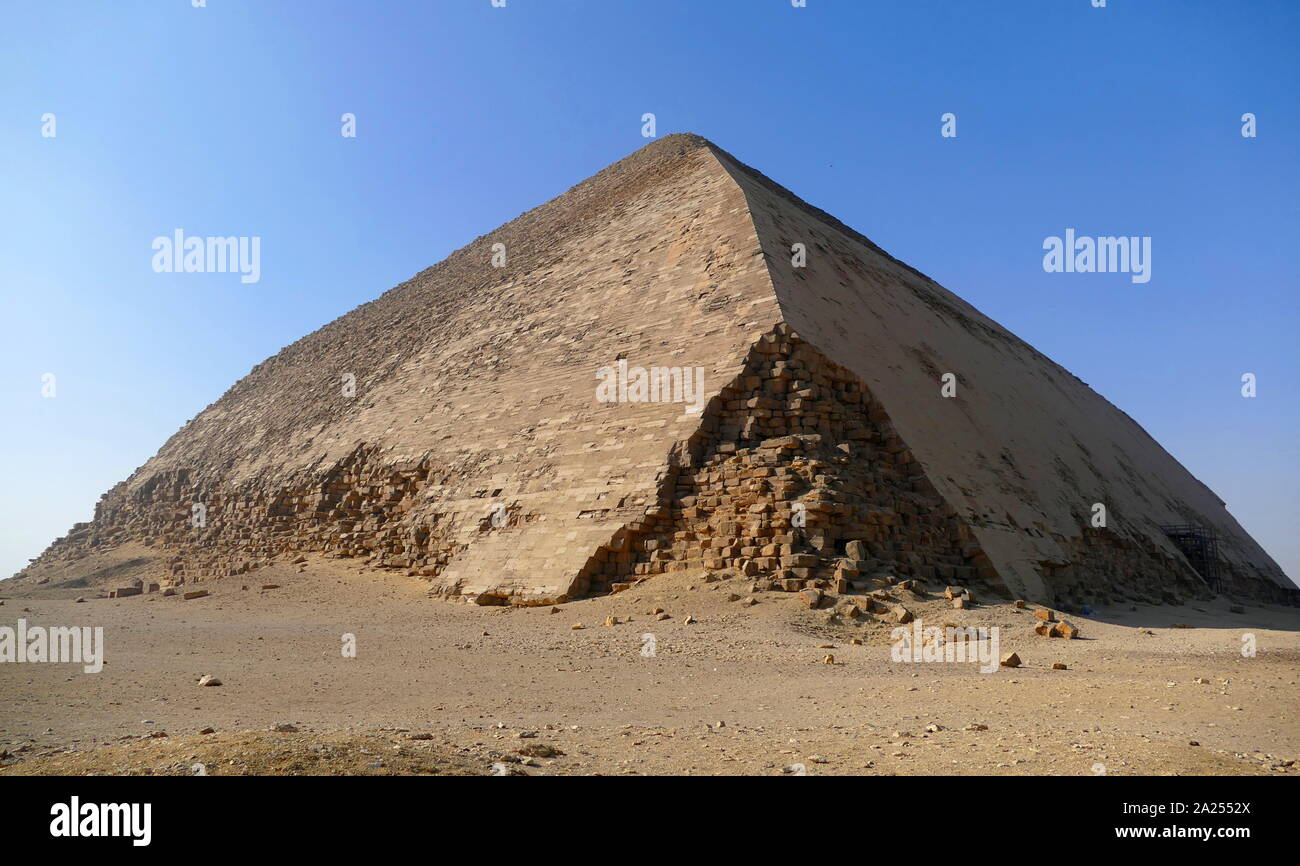 Die Knickpyramide ist eine alte ägyptische Pyramide an der königlichen Nekropole von Dahshur, etwa 40 Kilometer südlich von Kairo, unter dem alten Königreich Pharao Snofru gebaut (C. 2600 v. Chr.). Ein einzigartiges Beispiel der frühen Pyramide Entwicklung in Ägypten war dies die zweite Pyramide gebaut von snofru. Die gebogenen Pyramide erhebt sich aus der Wüste bei 54 Grad Neigung, aber die oberen Abschnitt (über 47 Meter) befindet sich auf der flacheren Winkel von 43 Grad die Pyramide gebaut, die sehr offensichtlich 'gebogen' aussehen. Stockfoto