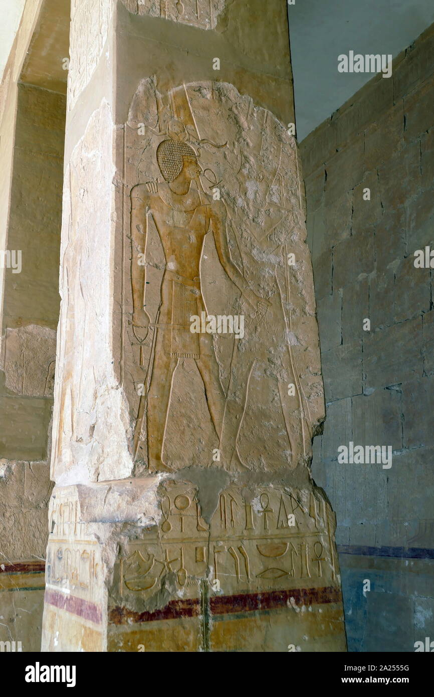 Wandrelief (lackiert), mit der Darstellung der Gott Amun mit Hatschepsut; innerhalb der Tempel der Hatschepsut, in der Nähe von Luxor, Ägypten. Der totentempel und Grab stammt aus der achtzehnten Dynastie, und wurde von Senenmut, royal Steward und Architekt der Hatschepsut konzipiert. Es war im 15. Jahrhundert v. Chr. errichtet, während der achtzehnten Dynastie Stockfoto