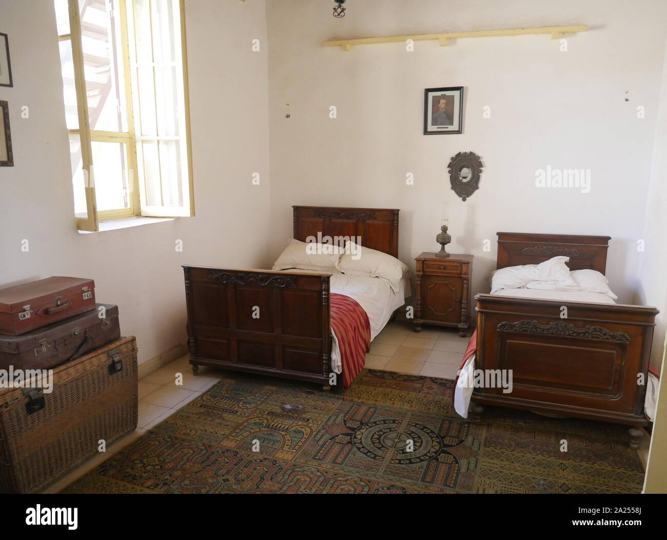 Schlafzimmer genutzt von Howard Carter, an seinem Haus, während er in der West Bank in der Nähe von Luxor, während seiner Grabungen in Ägypten verbracht. Howard Carter Haus ist erkennbar an seinem Kuppeldach und üppig grüne Gärten rund um das Hotel Das Haus ist ein Museum ist, ist in seiner ursprünglichen Form und der Innenraum noch Wohnungen alle ursprünglichen Tools, Karten, alten Plattenspieler mit Datensätzen, die Carter damals gespielt, antike Originale Möbel und eine Nachbildung des Grabes von Tut-ench-Amun, die Carter entdeckt. Stockfoto