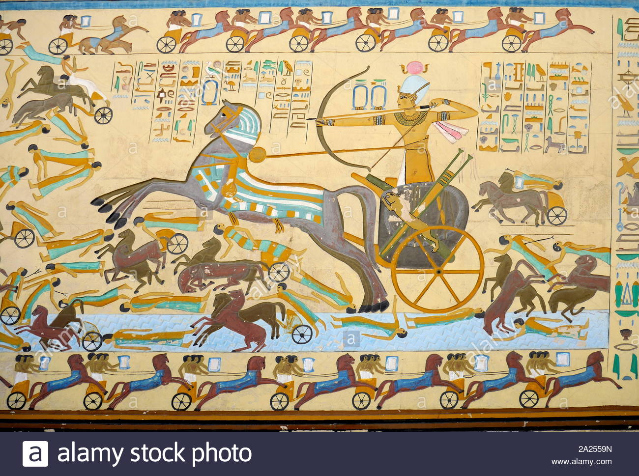 Rekonstruktion eines gemalten Fresko eine Kampfszene im alten Ägypten. Ein Pharao besiegt seine Feinde in einem massiven Ansturm Wagen geführt. Die Schlacht von Kadesch oder Schlacht von Qadesh fand zwischen den Kräften des ägyptischen Reiches unter Ramses II. und dem Hethiterreich unter Muwatalli II an der Stadt von kades am Orontes, gerade vor der See in der Nähe von Homs die moderne Syrisch-Grenze. Die Schlacht ist in der Regel bis 1274 v. Chr. in den konventionellen ägyptische Chronologie datiert, und ist der Kampf in der aufgezeichneten Geschichte, für die Details der Taktik und Formationen bekannt sind. Es ist b Stockfoto
